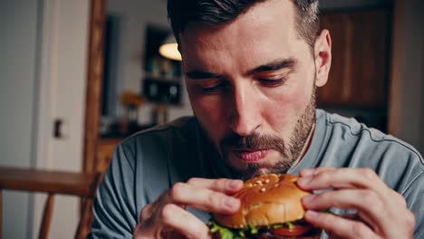 hombre comiendo una hamburguesa