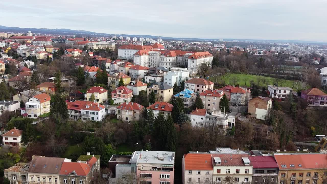 vista aérea de la ciudad de zagreb con hermosos edificios arquitectónicos croatas en el fondo