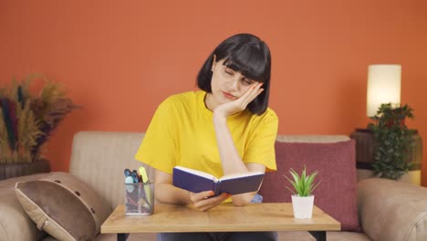 la mujer con el cuaderno piensa y toma notas.