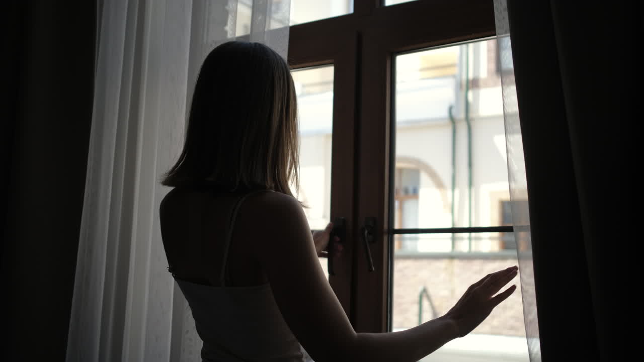 창밖을 바라보는 여자