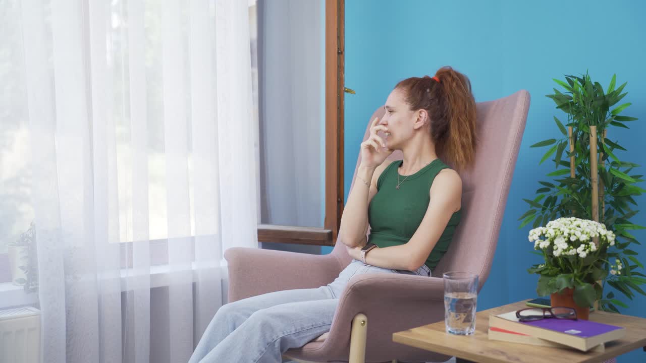 기억이 떠오르는 여자는 슬프게 됩니다.