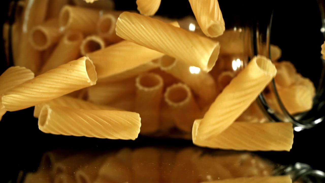 Rigatoni secchi che cadono al rallentatore