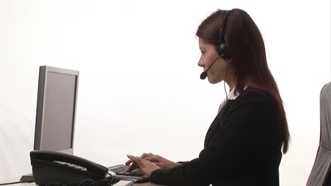 mujer escribiendo en la computadora