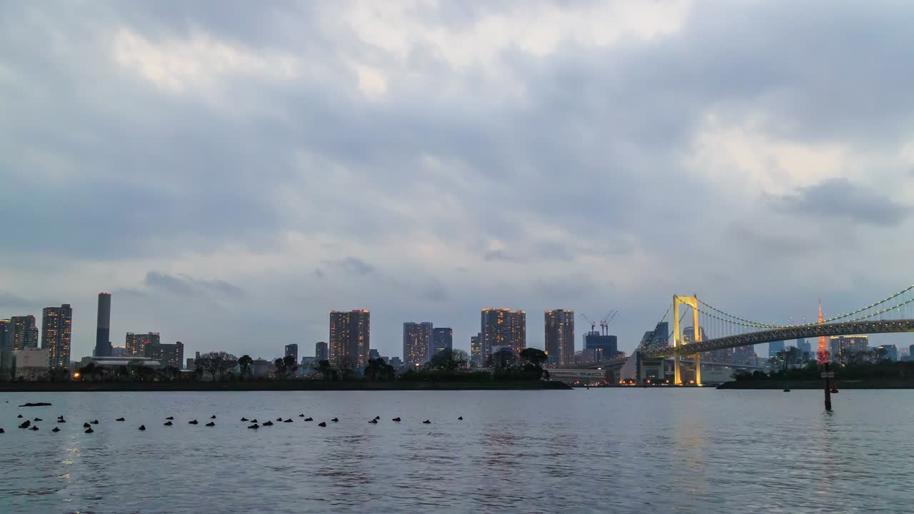 오다이바에서 해가 지는 동안 도쿄 시내 풍경의 시간 경과