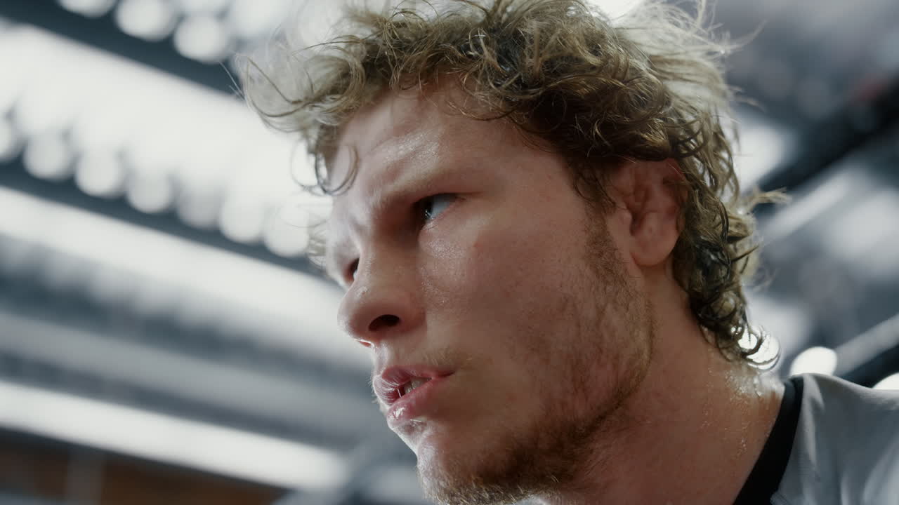 스포츠맨이 물을 마시는 것