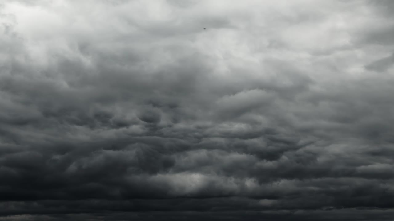 폭풍우와 함께 아름다운 어두운 극적인 하늘 비가 오기 전에 시간 경과