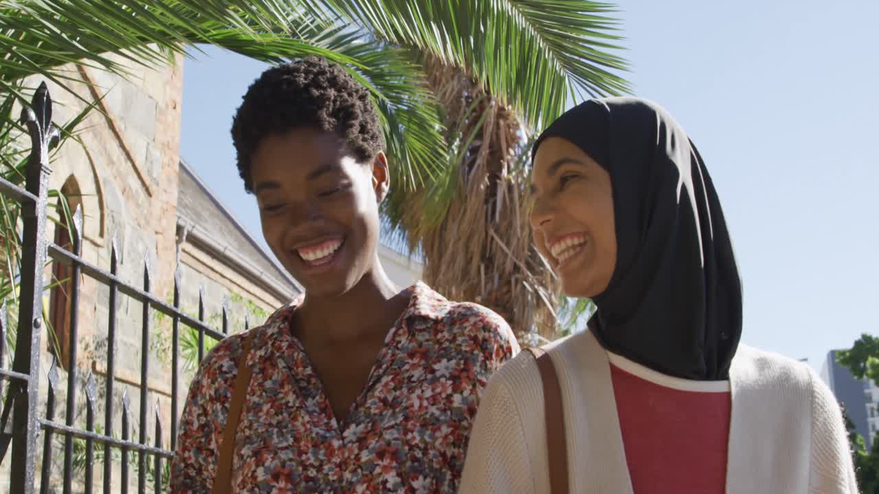 젊은 성인 여성 친구들이 함께 어울리고 있습니다.