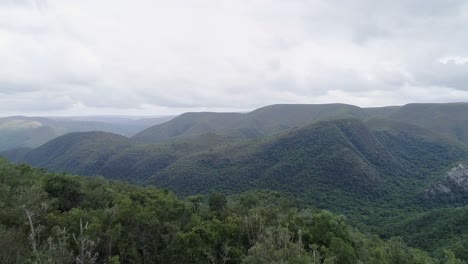 Cadenas-Montañosas-Cubiertas-De-Bosque-4k