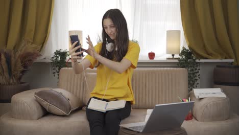 estudiante usando el teléfono mientras baila.