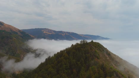 Schöne-Luft-Aus-Nebel,-Der-In-Die-Küste-Von-Kalifornien-In-Der-Nähe-Von-Big-Sur-Rollt