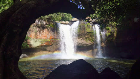 bellissima cascata haew suwat al parco nazionale di khao yai in thailandia