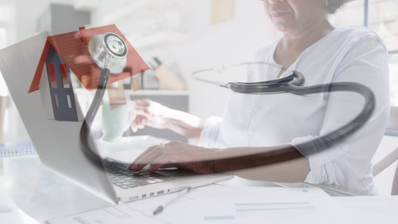 집에서 노인 여성이 노트북을 사용하는 가정 모델과 함께 스테토스코프의 애니메이션