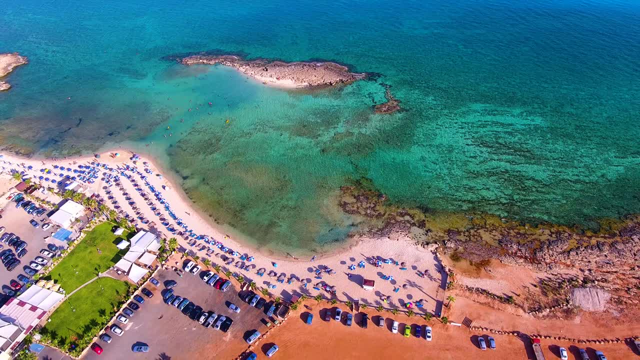 ayia napa ayia thekla iglesia soleada de chipre en la playa con agua de mar turquesa cristalina