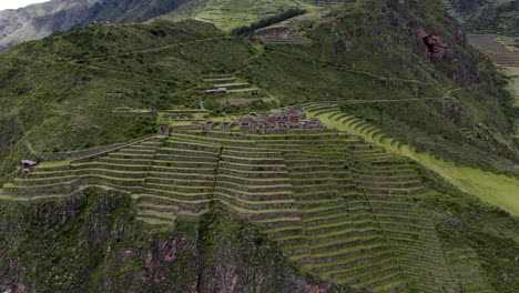 Vista-Aérea-De-Las-Famosas-Ruinas-Incas-Antiguas-De-Pisac-En-El-Valle-Sagrado,-Tierras-Altas-Andinas-En-Cusco,-Perú