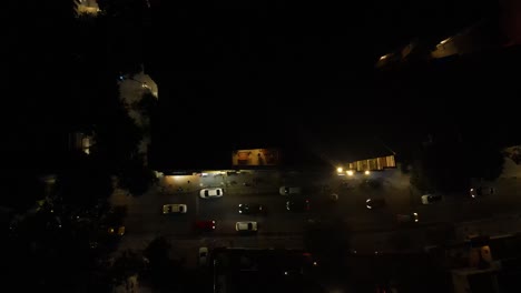 acercándose a los vehículos que viajan por la noche con un dron