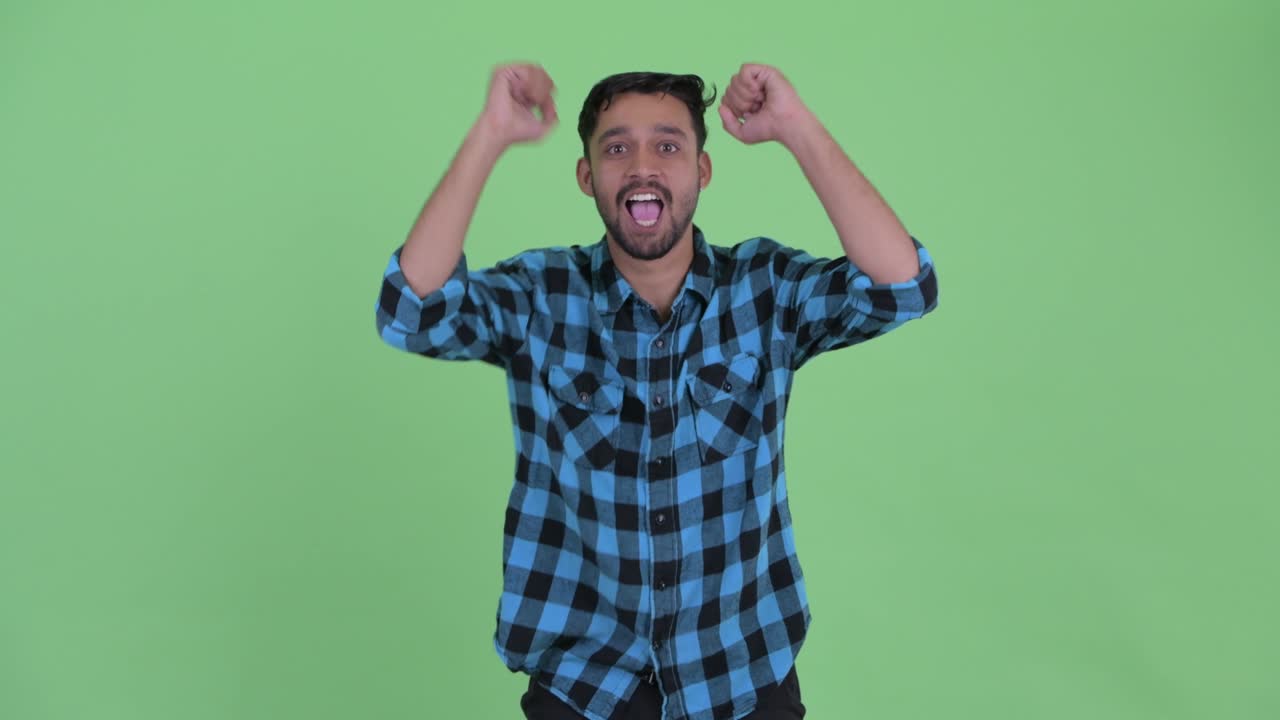 joven y guapo hombre persa hipster barbudo