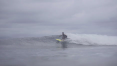 Asiatische-Philippinische-Surfer-Genießen-Kleine-Wellen-Bei-Düsterem-Wetter