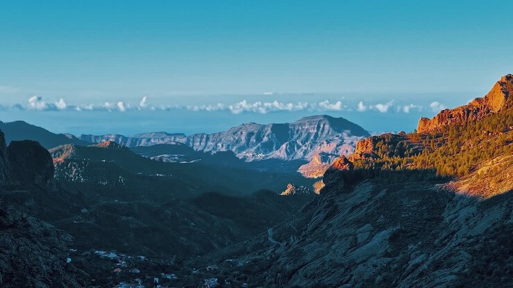 Vista di montagne e costa a Gran Canaria, Spagna, al tramonto.