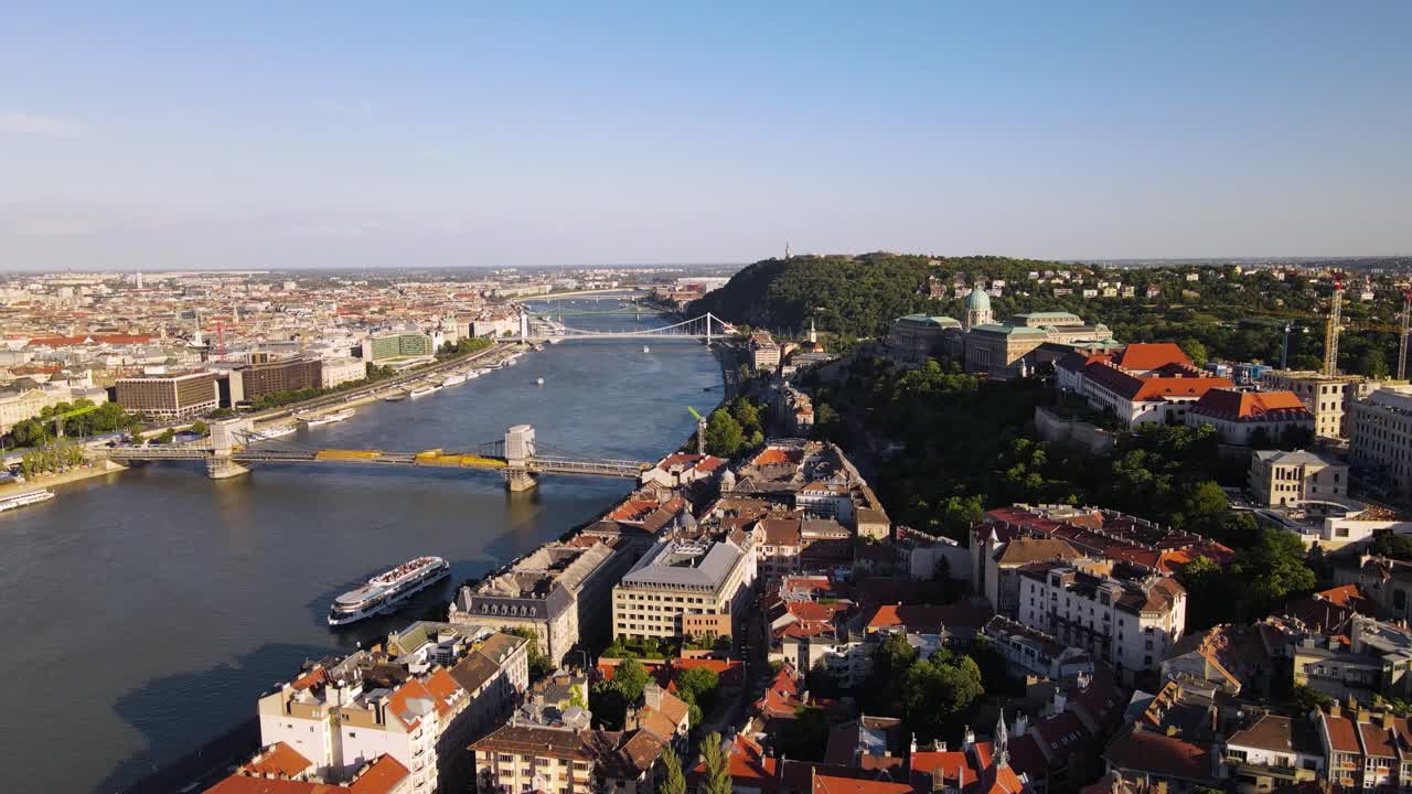 Paesaggio urbano aereo di Budapest al tramonto.