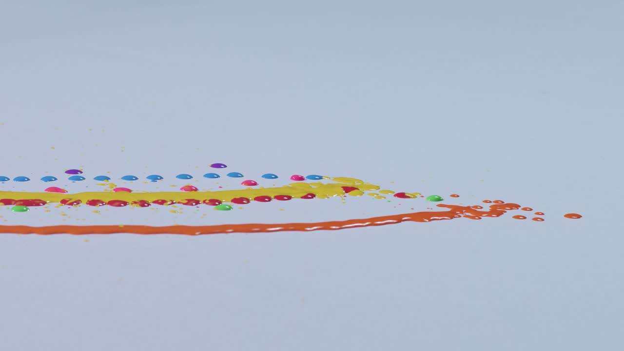 색 배경에 다양한 색이 흘러내리고 있습니다.