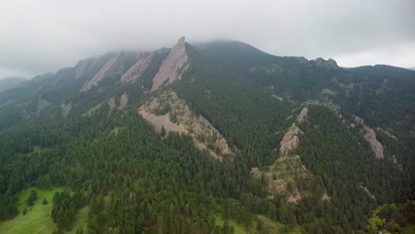 Aerial-descending-view-of-Flatirons-rock-formations-park,-Boulder,-Colorado