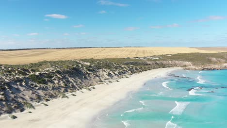 Excelente-Toma-Aérea-De-Olas-Azules-Que-Lamen-La-Costa-Blanca-De-La-Península-De-Yorke,-Australia-En-Berry-Bay