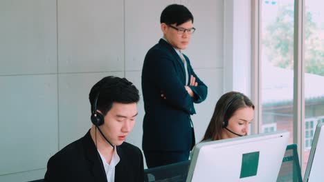 Geschäftsleute-Mit-Headset,-Die-Im-Büro-Arbeiten