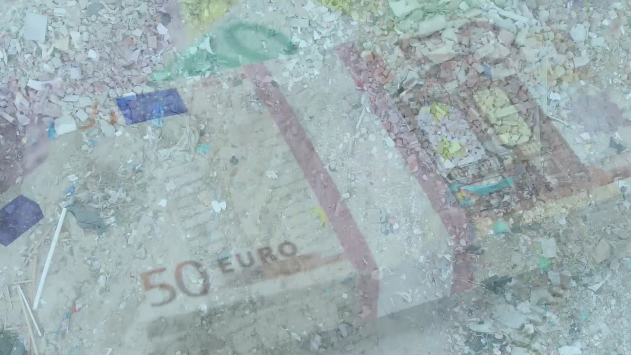 배경 에 있는 유로 지폐  ⁇ 어리 와 대비 되어 있는 쓰레기 매립장 의 위상 의 디지털 복합 영상