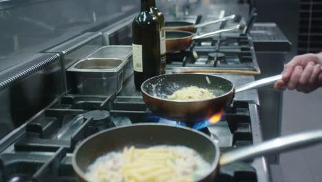 El-Cocinero-Está-Balanceando-Fideos-En-La-Sartén