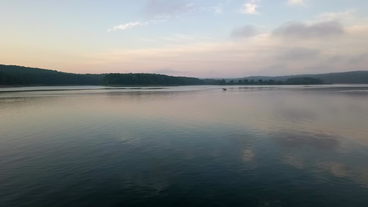 구멍을 향해 경주하는 베이스 보트