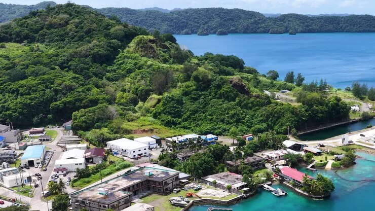 Una ripresa aerea con drone cattura un porto tropicale, acqua turchese e lussureggianti colline verdi a Palau.