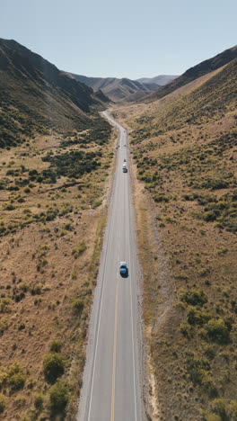 vista aérea de una carretera sinuosa a través de un valle de montaña