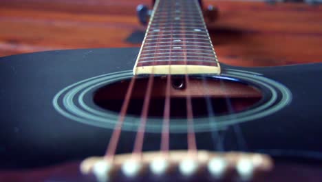 cuerda de guitarra vibrando en cámara lenta, cerrar