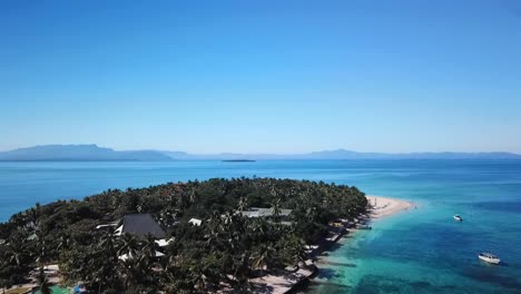 fiji - vuelo sobre el resort de la isla del tesoro