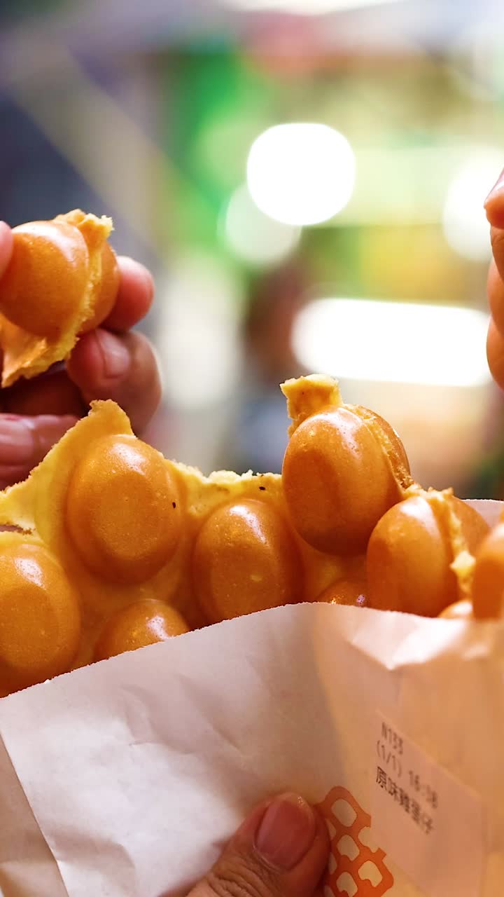 manos disfrutando de gafas de burbuja en una calle