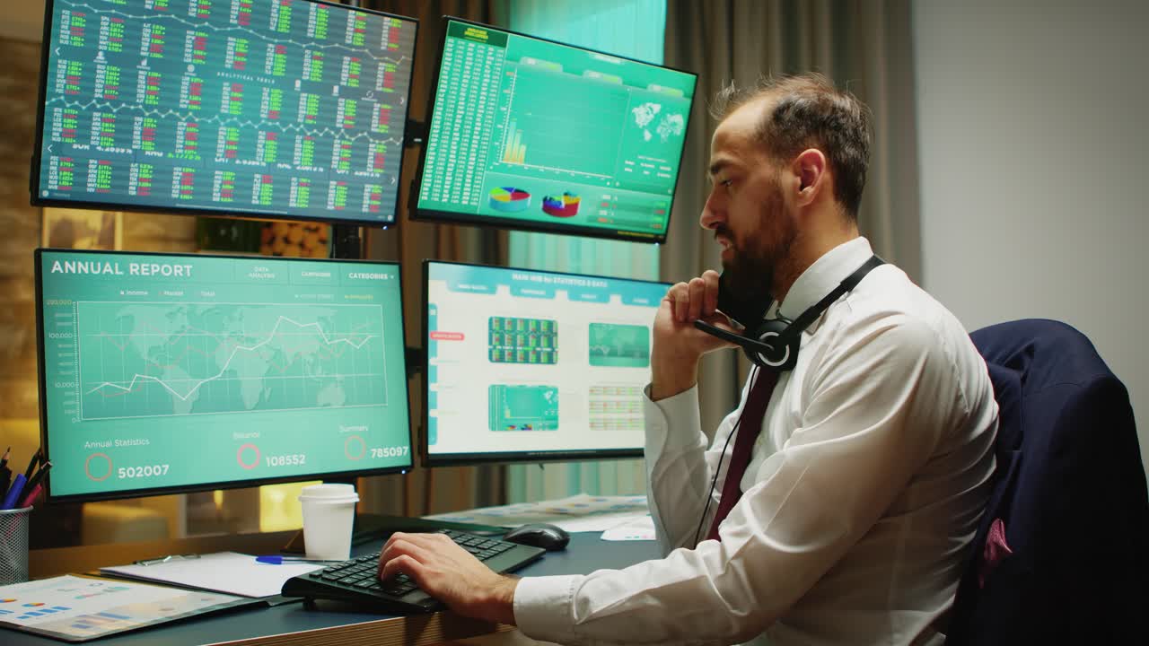 un broker di borsa che ha una conversazione al telefono