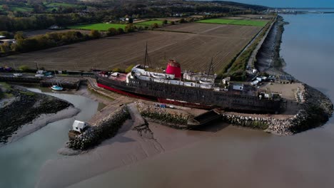 Vista-Aérea-Del-Barco-Abandonado-Tss-Duke-Of-Lancaster-Cerca-De-Los-Muelles-De-Mostyn,-Norte-De-Gales---Disparo-De-Drones