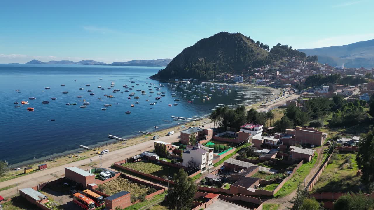 casas tranquilas frente a la playa en copacabana bolivia en el lago titicaca