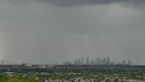 nubes de lluvia gris masivas sobre mississauga, canadá en vista de lapso de tiempo