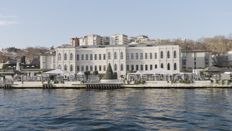 hotel de estambul frente al mar con decoraciones navideñas