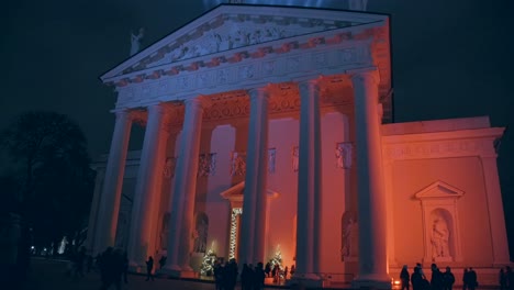 enorme catedral iluminada por la noche durante el festival de las luces