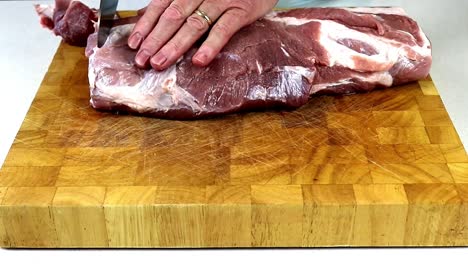 rebanar la carne de cerdo con un cuchillo desafilado
