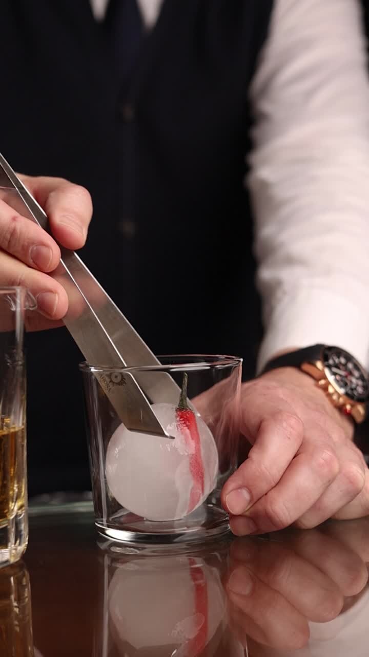 Barman che prepara un cocktail con ghiaccio al peperoncino