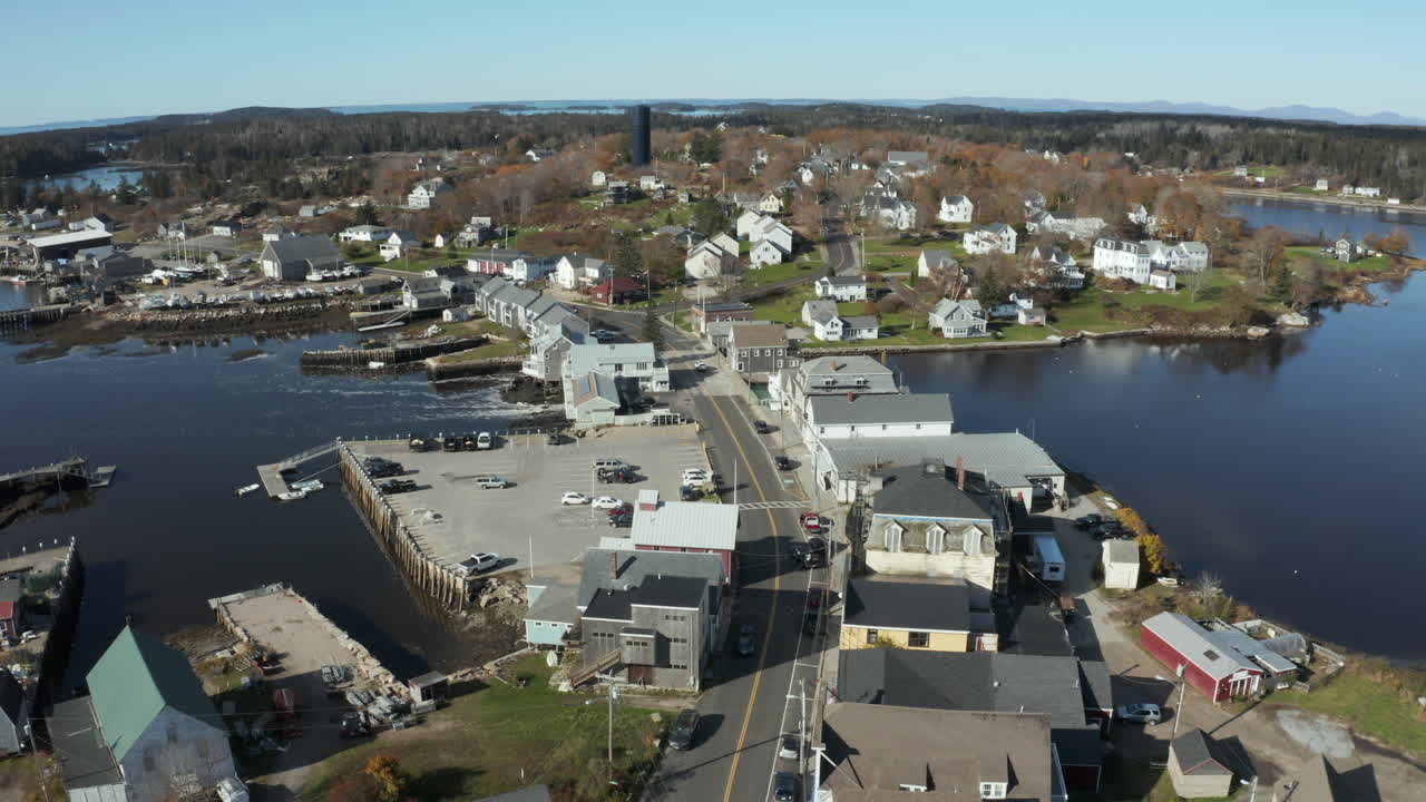 aérea alta pan volar sobre imágenes de aviones no tripulados sobre la calle principal de vinalhaven, islas fox, condado de knox, maine, estados unidos