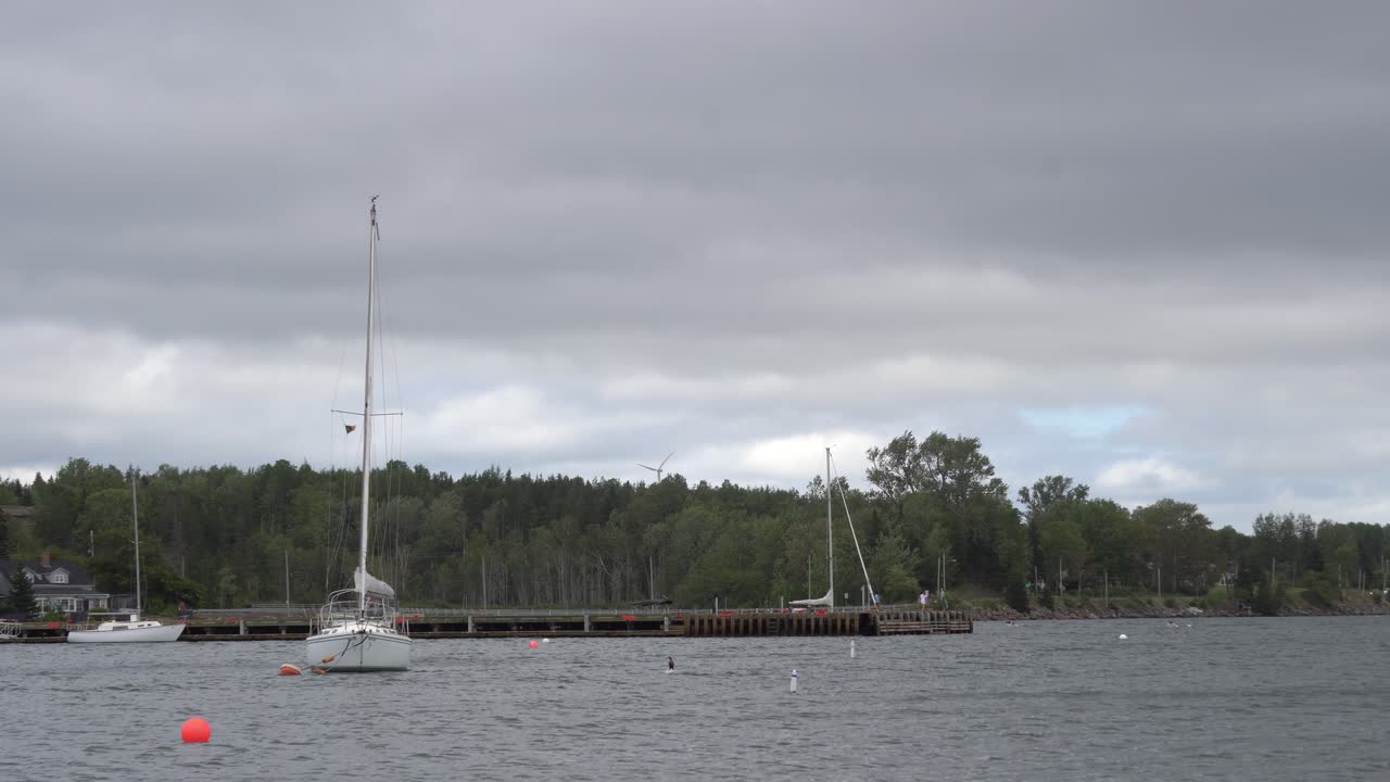 여러 요트가 웅장한 부두 근처에 있습니다.