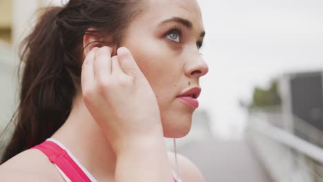 joven mujer caucásica escuchando música