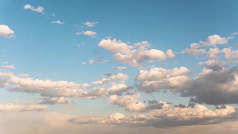 Timelapse-Del-Cielo-Nublado,-Desde-El-Día-Brillante-Hasta-La-Hora-Dorada