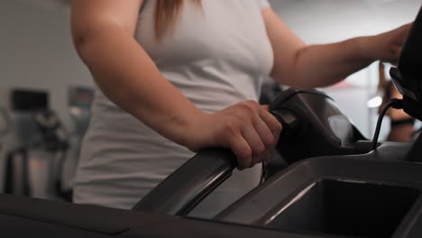 Unerkennbare-Frau-Mit-Übergewicht-Beim-Training-Im-Fitnessstudio.