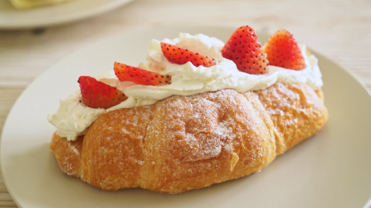 croissant de fresa y crema fresca en el plato