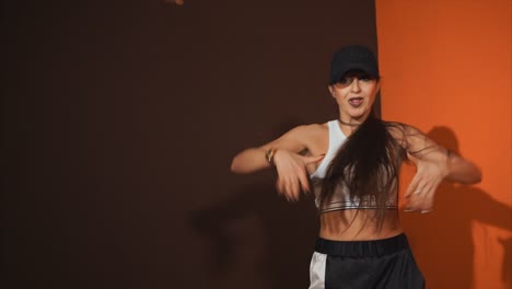 una mujer elegante bailando.